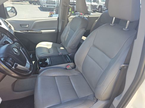 Used 2020 Toyota Sienna XLE w/ XLE Navigation Package FWD image 8
