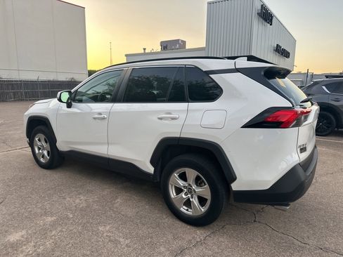 Used 2021 Toyota RAV4 XLE w/ Convenience Package FWD image 5