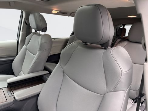 Used 2024 Toyota Sienna XLE image 28
