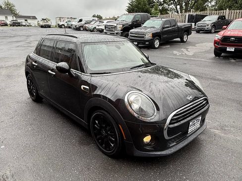 Used 2019 MINI Cooper 4-Door Hardtop image 2