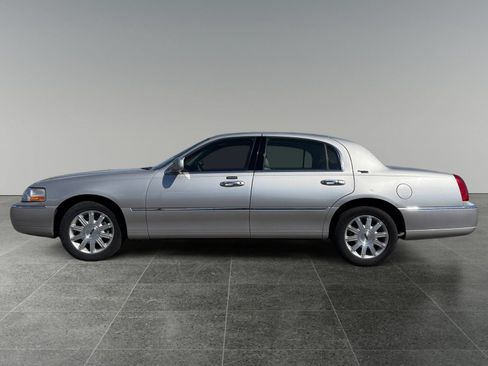 Used 2010 Lincoln Town Car Signature Limited RWD image 2