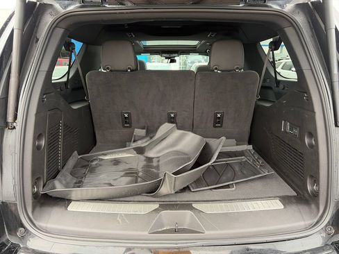 Used 2024 Chevrolet Suburban Z71 w/ Luxury Package AWD/4WD image 8
