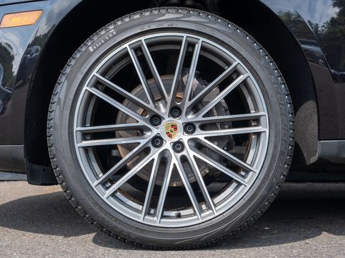 Used 2024 Porsche Macan AWD/4WD image 12