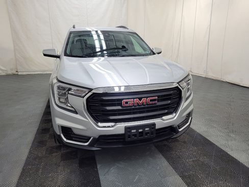 Used 2022 GMC Terrain SLE w/ Driver Convenience Package image 3