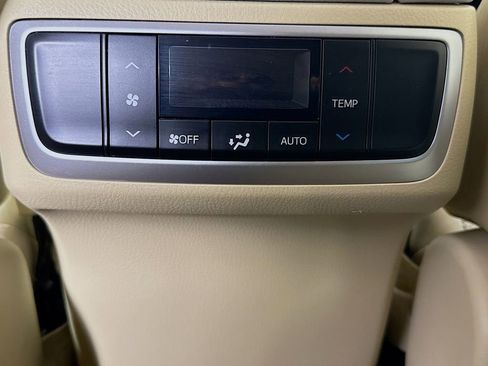 Used 2017 Toyota Highlander Limited image 26