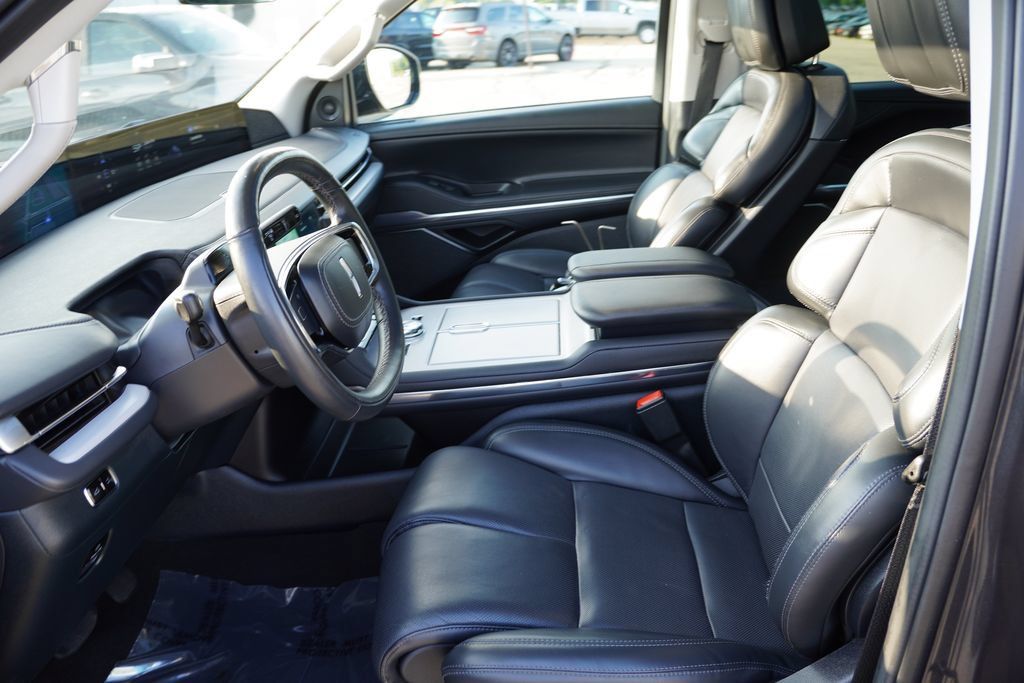 Used 2025 Lincoln Navigator Reserve AWD/4WD image 16