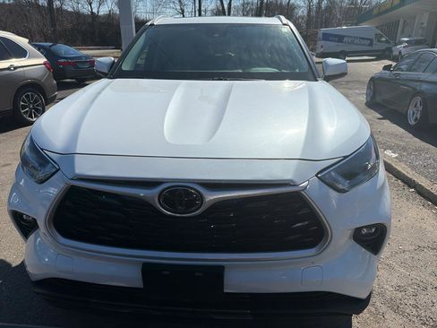 Used 2022 Toyota Highlander XLE image 2