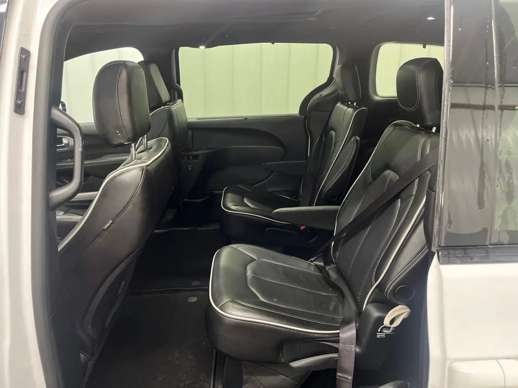 Used 2025 Chrysler Pacifica Limited FWD image 15