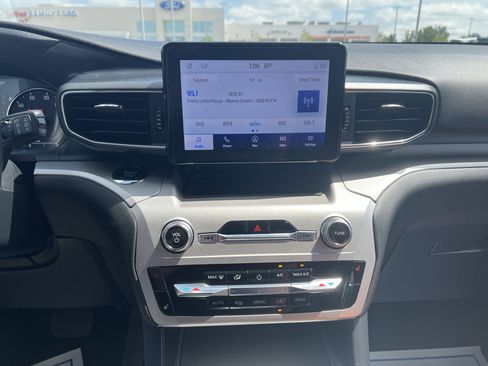 Used 2022 Ford Explorer XLT w/ Equipment Group 202A image 16