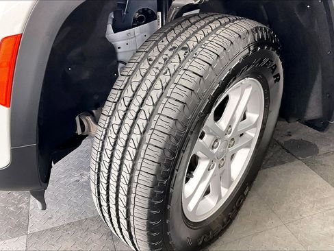 Used 2025 Jeep Grand Cherokee Laredo AWD/4WD image 32