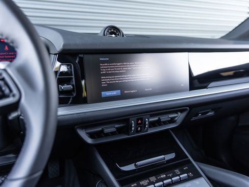 Certified 2026 Porsche Cayenne Coupe image 16