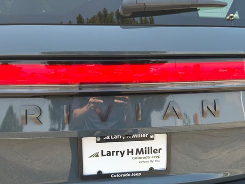 Used 2025 Rivian R1S Premium AWD/4WD image 31