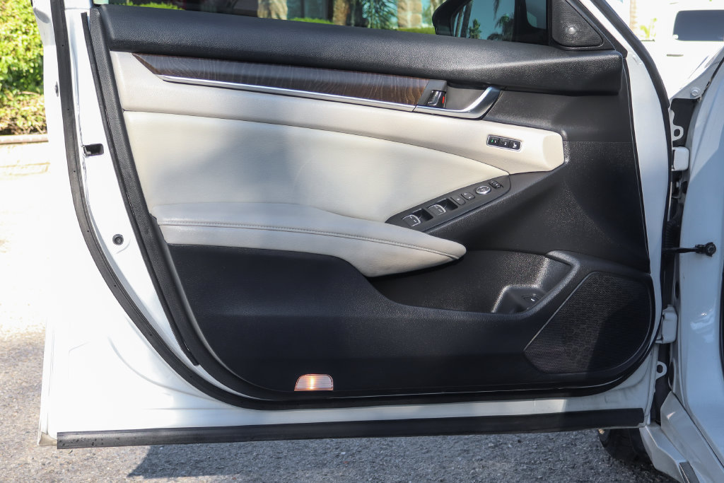 Used 2018 Honda Accord Touring image 17