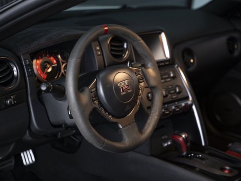 Used 2016 Nissan GT-R NISMO AWD/4WD image 35