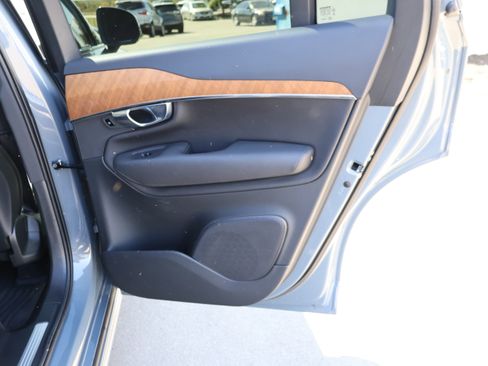 Used 2022 Volvo XC90 T6 Momentum w/ Advanced Package image 13
