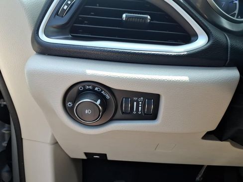 Used 2024 Chrysler Pacifica Touring-L FWD image 11