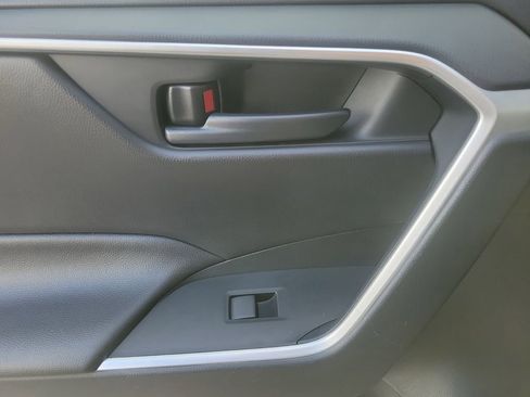 Used 2021 Toyota RAV4 LE image 8