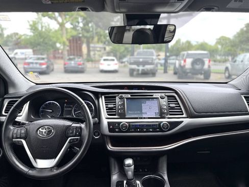 Used 2019 Toyota Highlander XLE AWD/4WD image 11