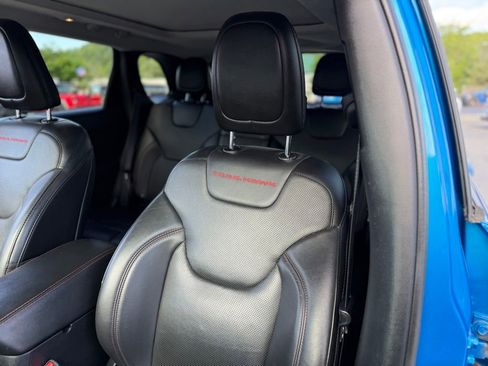 Used 2019 Jeep Cherokee Trailhawk AWD/4WD image 9