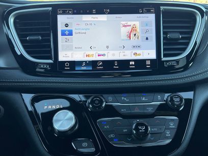 New 2026 Chrysler Pacifica Select w/ S Appearance Package