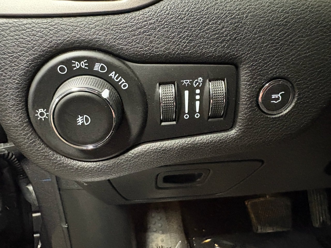 Used 2021 Jeep Cherokee Limited AWD/4WD image 15