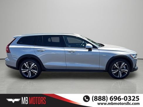 Used 2025 Volvo V60 B5 Cross Country Plus AWD/4WD image 5