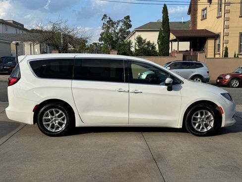 Used 2023 Chrysler Voyager LX FWD image 4