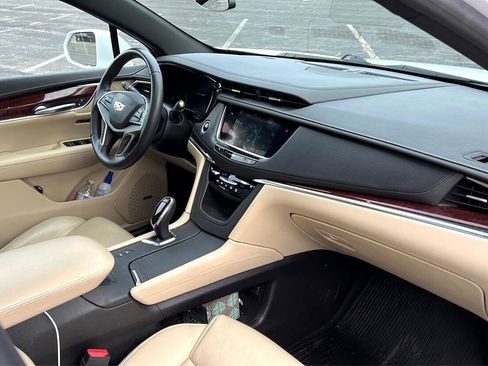 Used 2017 Cadillac XT5 Luxury w/ Driver Awareness Package image 9