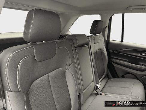 Used 2023 Jeep Grand Cherokee Laredo AWD/4WD image 30