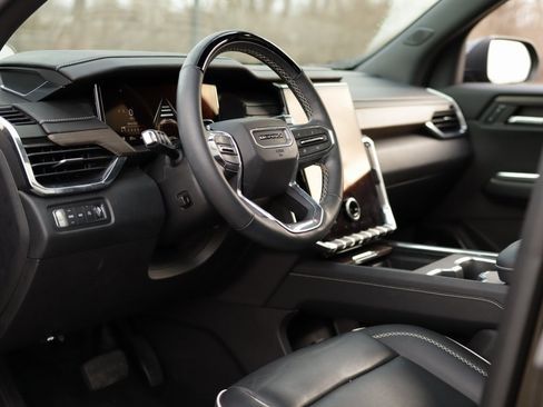 Used 2024 GMC Acadia Denali w/ Super Cruise Package image 9