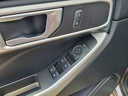Used 2022 Ford Explorer XLT image 19