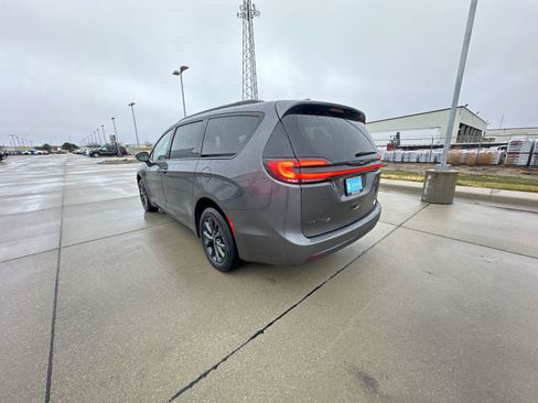 Used 2021 Chrysler Pacifica Touring-L w/ Uconnect Theater Family Group image 6