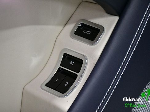 Used 2023 Bentley Bentayga AWD/4WD image 33