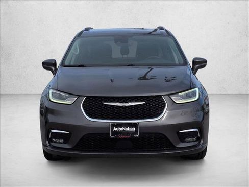 Used 2021 Chrysler Pacifica Touring-L image 2