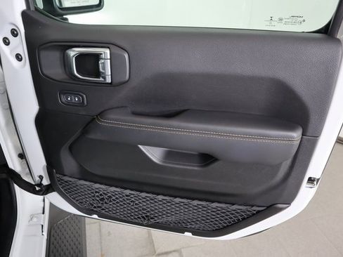 Used 2023 Jeep Gladiator Overland image 12