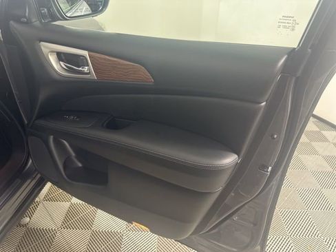Used 2019 Nissan Pathfinder Platinum AWD/4WD image 18