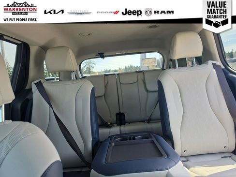 Used 2025 Kia Carnival EX FWD image 16