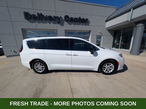 Used 2024 Chrysler Pacifica Touring-L image 4