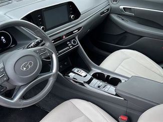 Used 2020 Hyundai Sonata SEL w/ Premium + Sunroof Package FWD video 2
