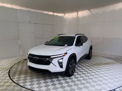 Used 2025 Chevrolet Trax RS FWD image 7