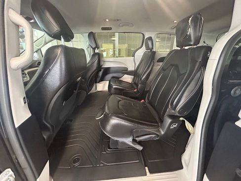 Used 2022 Chrysler Pacifica Touring-L image 31