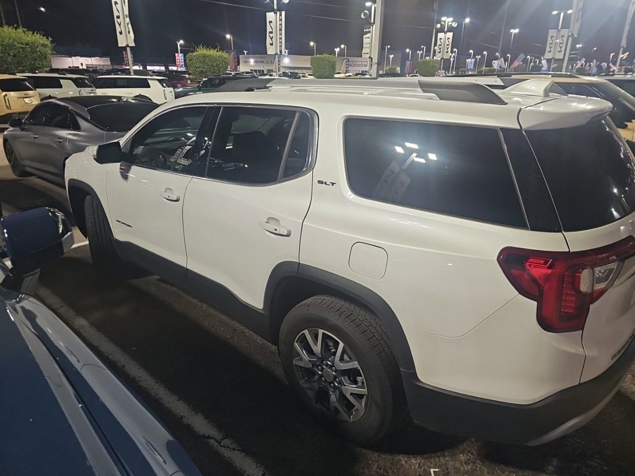 Used 2023 GMC Acadia SLT w/ Preferred Package FWD image 2