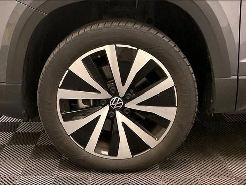 Used 2024 Volkswagen Taos SE image 8