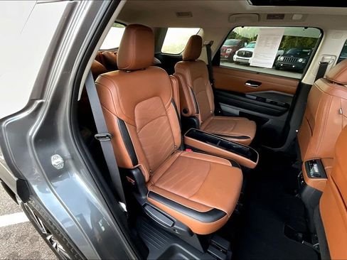 Used 2024 Nissan Pathfinder Platinum image 27