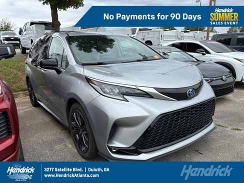 Used 2022 Toyota Sienna XSE FWD image 1