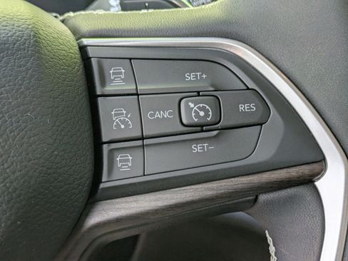 Used 2023 Jeep Grand Cherokee L Limited AWD/4WD image 16