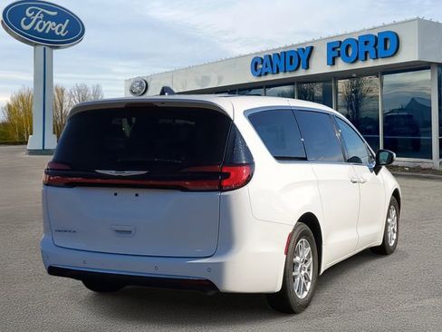 Used 2023 Chrysler Pacifica Touring-L image 4