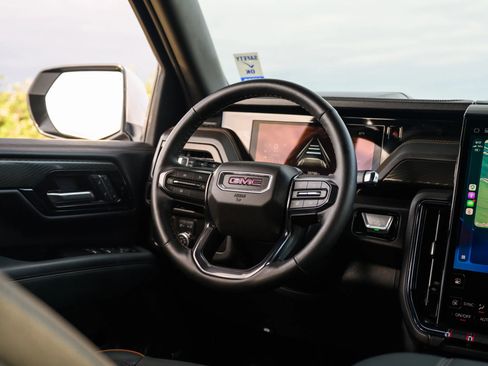 Used 2025 GMC Yukon XL AT4 AWD/4WD image 15