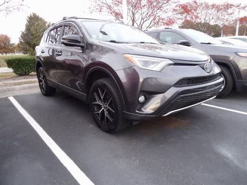 Used 2018 Toyota RAV4 SE image 3