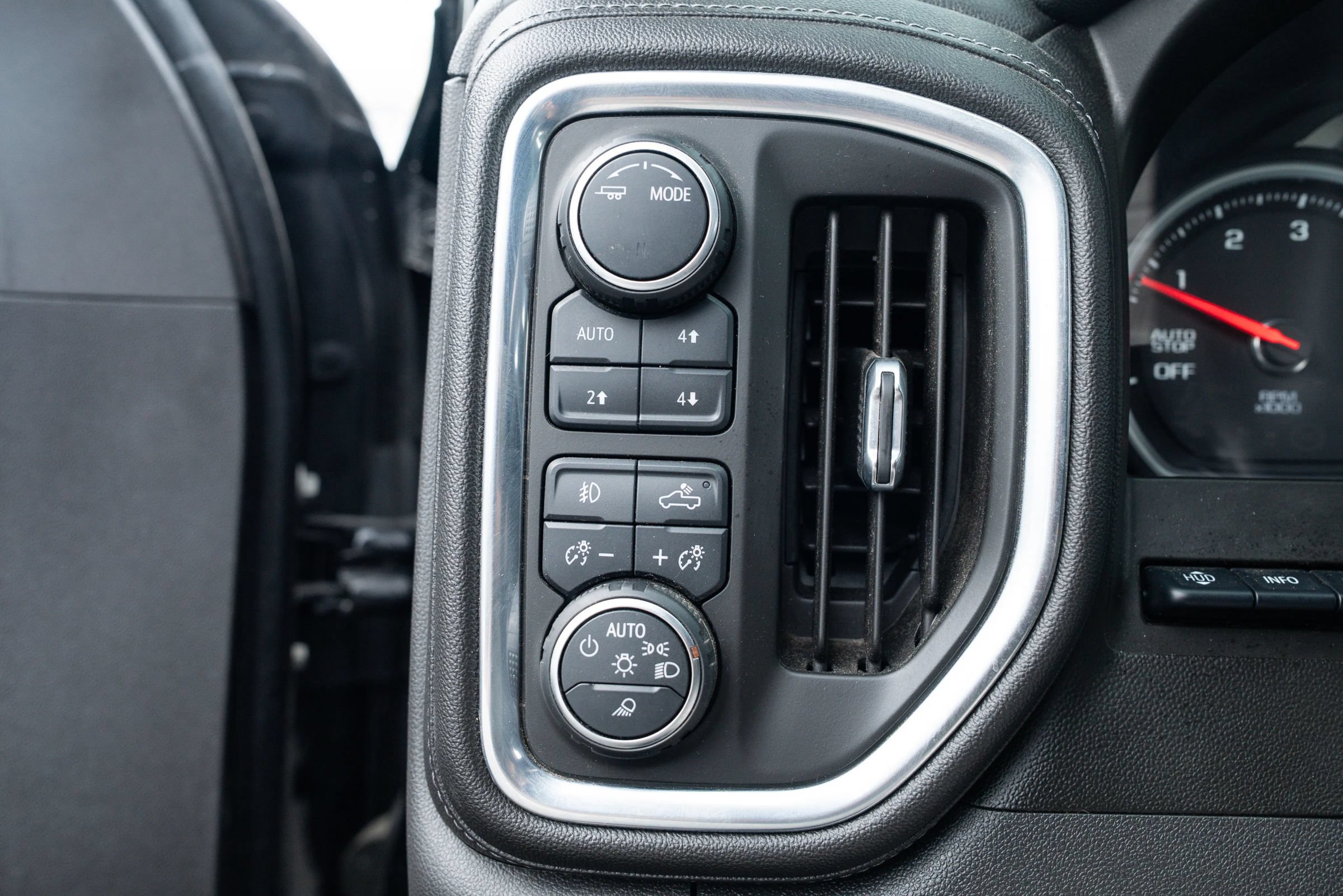 Used 2020 Chevrolet Silverado 1500 LTZ AWD/4WD image 27